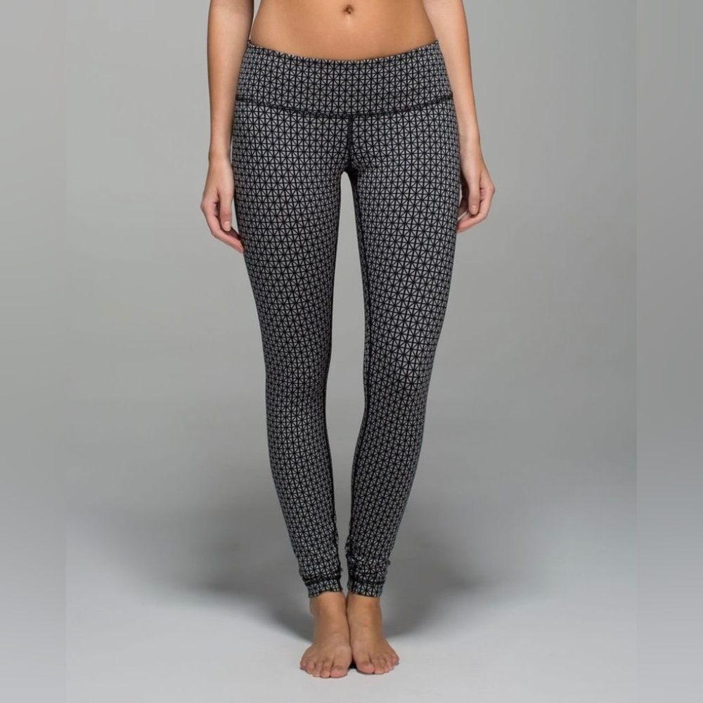 Lululemon- Wunder Under Pant-  Tri Geo Silver Spoon Black- Size 6